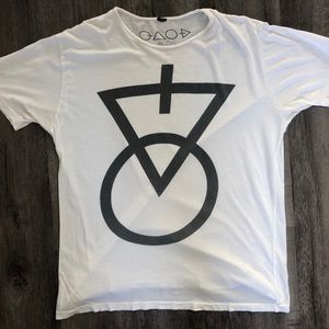 White tee
